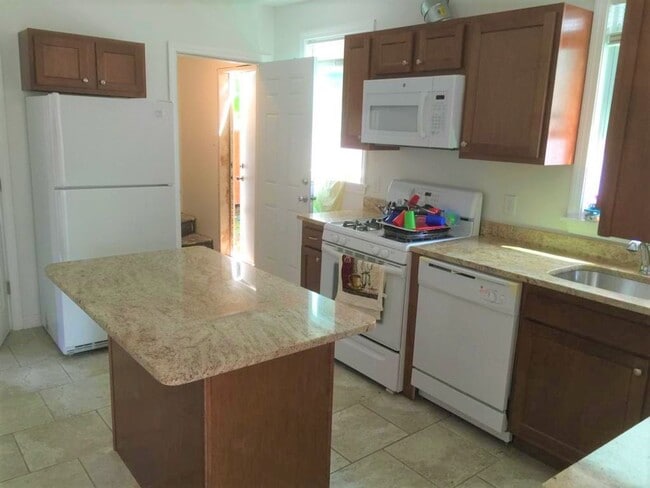Building Photo - Providence/Smith Hill – Two bed First Floo...