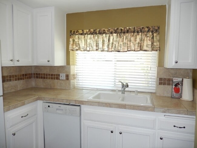 Building Photo - Updated 2Bed/ 2Bath Condo In Rancho Bernar...