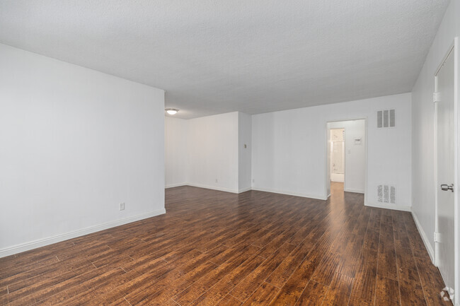 2BR, 1.5BA - 1,000SF - Living Room - 1475 S Wooster St