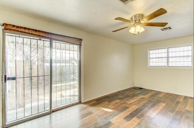 Building Photo - 603 SW 24th Pl