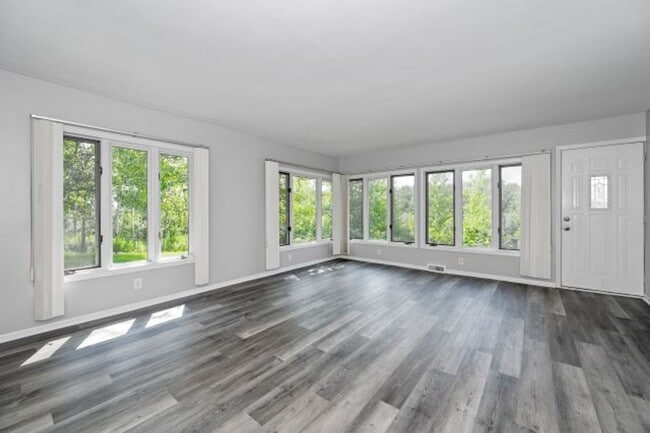 Building Photo - 602 E Upham Rd