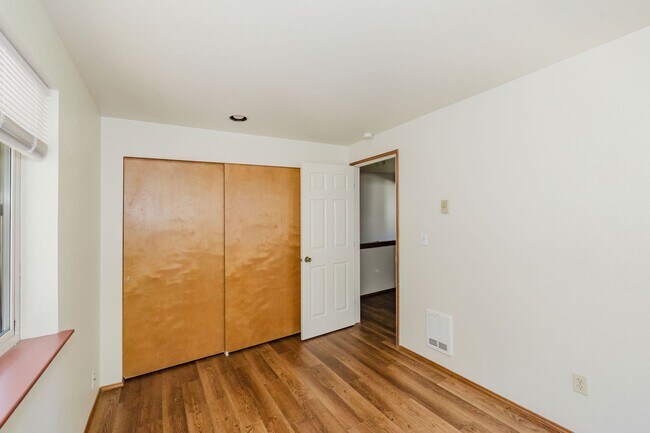 Foto del edificio - Desireable End Unit, Bremerton Triplex - A...
