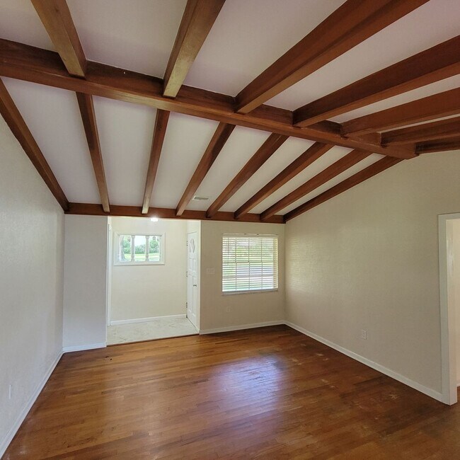Building Photo - 3 bed, 2 bath 2 car carport