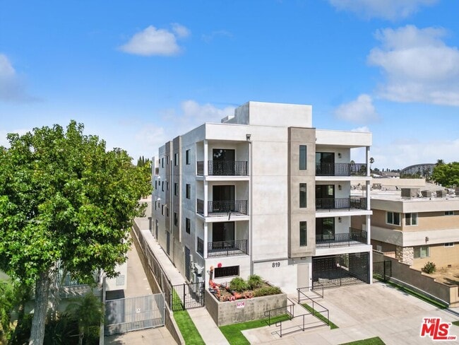 Foto del edificio - 819 E La Palma Dr