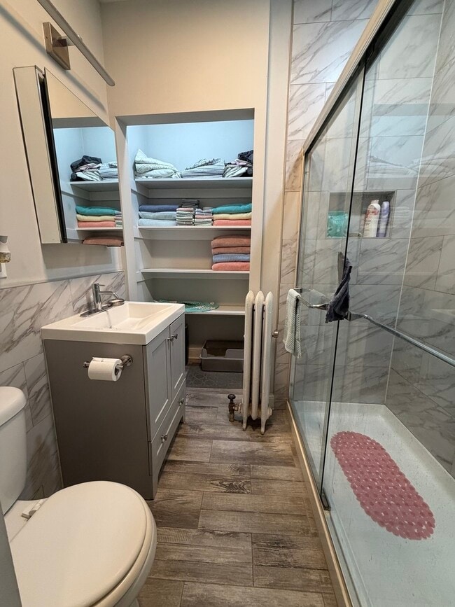 Building Photo - 631 W Roscoe St