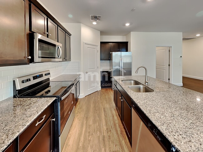 Building Photo - 5962 W Columbine Dr