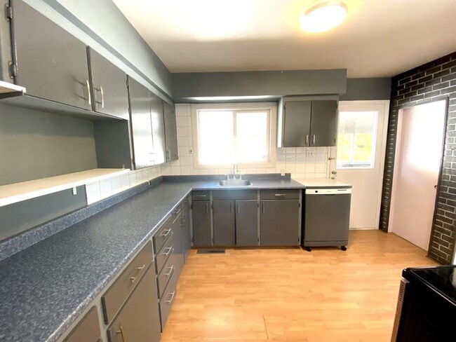 Building Photo - 3 bedroom in Prince George BC V2M 1N9