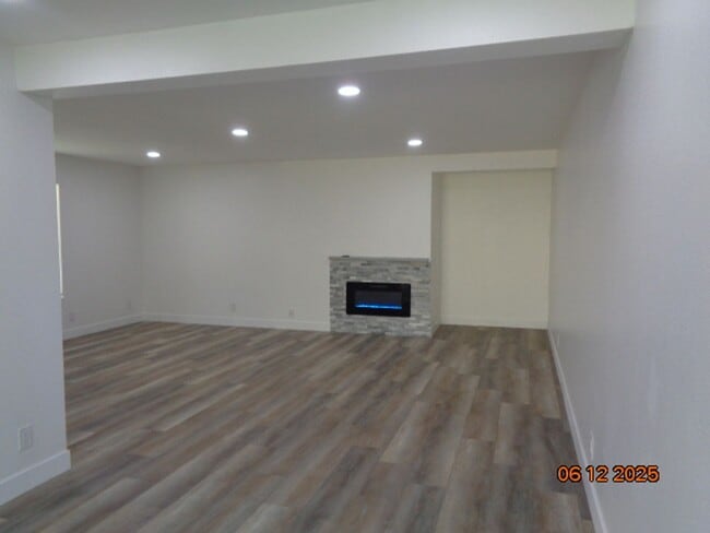 Building Photo - Single Story Condo in Park Somerset complex