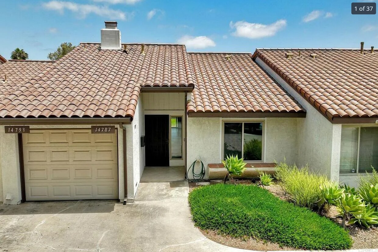 Parte delantera de la unidad, con entrada privada y garaje adjunto. Jardinería incluida. - 14787 Caminito Orense Oeste