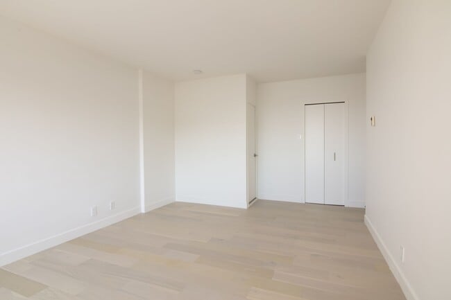 Building Photo - 4555 Av. Bonavista