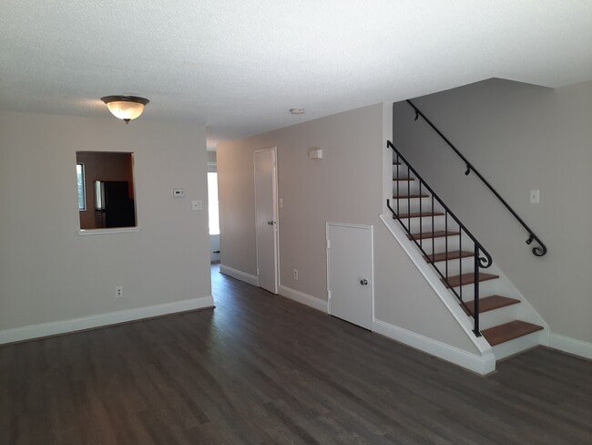 Building Photo - 40 Village Hill Ln