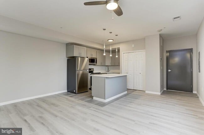 Building Photo - 400 S Highland Ave