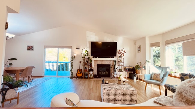 Building Photo - 18521 Stone Ave N