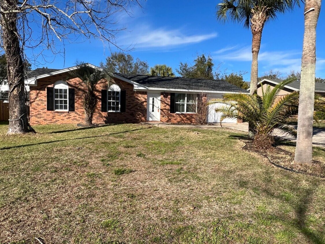 Primary Photo - Gulf Breeze - 4 Bedroom,2.5 Bathroom w/ pool