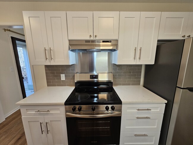 Completely updated kitchen with quartz countertops and stainless steel appliances - 93 Heritage Vlg