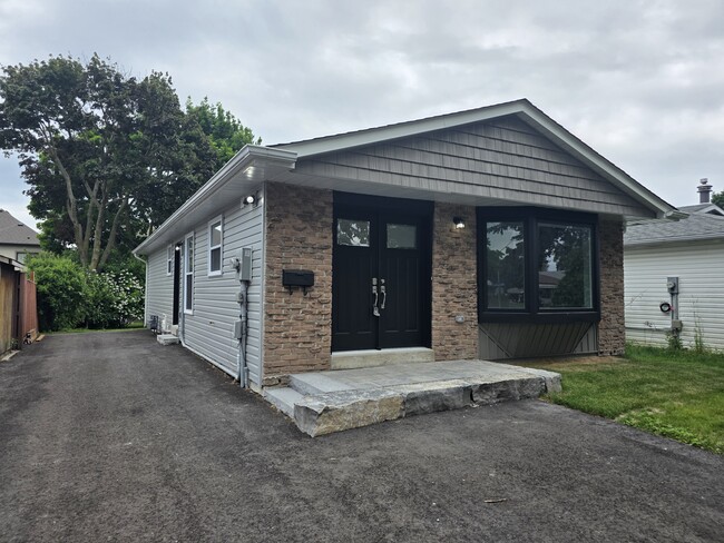 Building Photo - Never-Lived-In, Fully Renovated Lower-Leve...