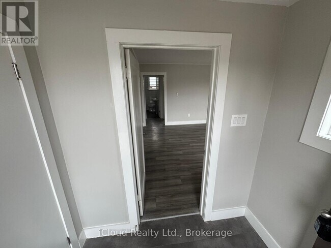 Photo du bâtiment - 1-1 Henderson Ave