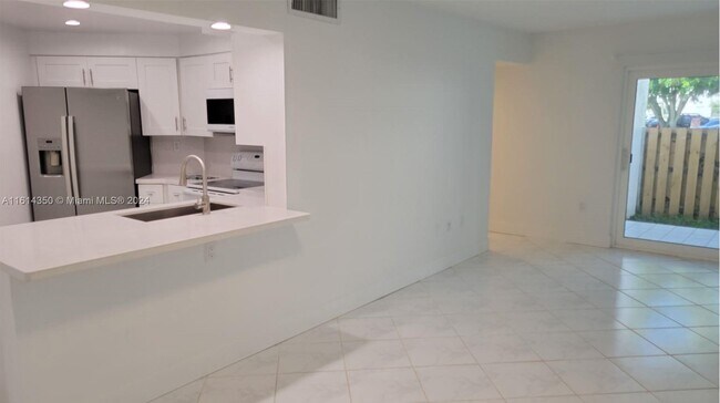 Foto del edificio - 9417 Fontainebleau Blvd