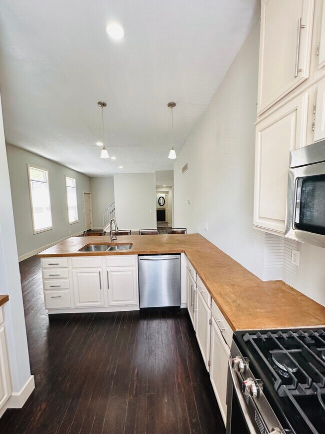 Photo - 2239 Flora St House