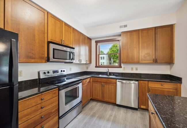 Foto del edificio - Stunning 2 level Condo in Exclusive St Pau...