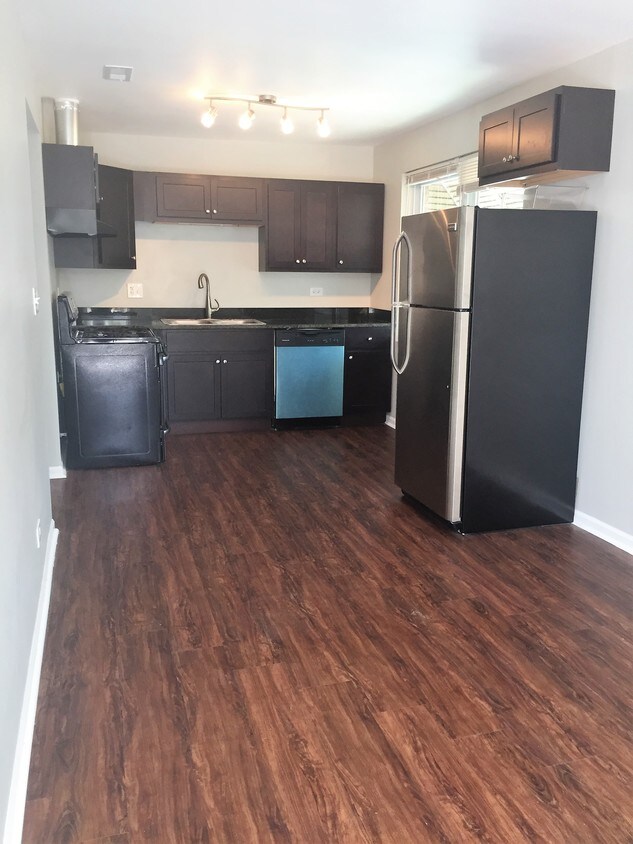 Foto principal - 5833 W Irving Park Rd