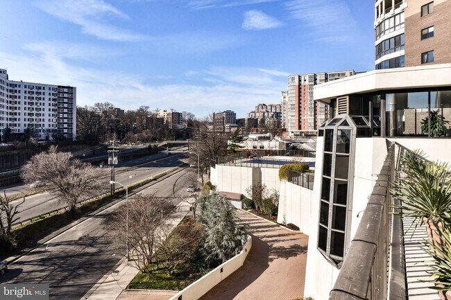 Foto del edificio - 1600 N Oak St