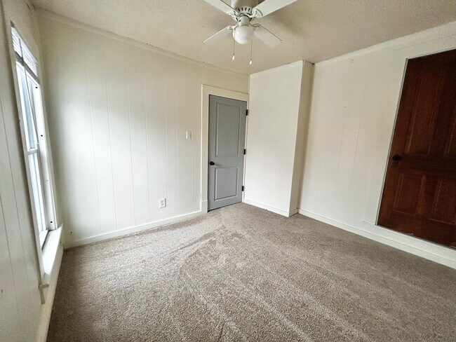 Dormitorio 1 - 345 N Main St