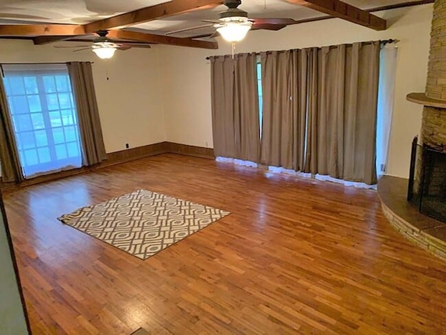 Building Photo - Great 2 Bdrm 1 Bath Home in Sanger Tx