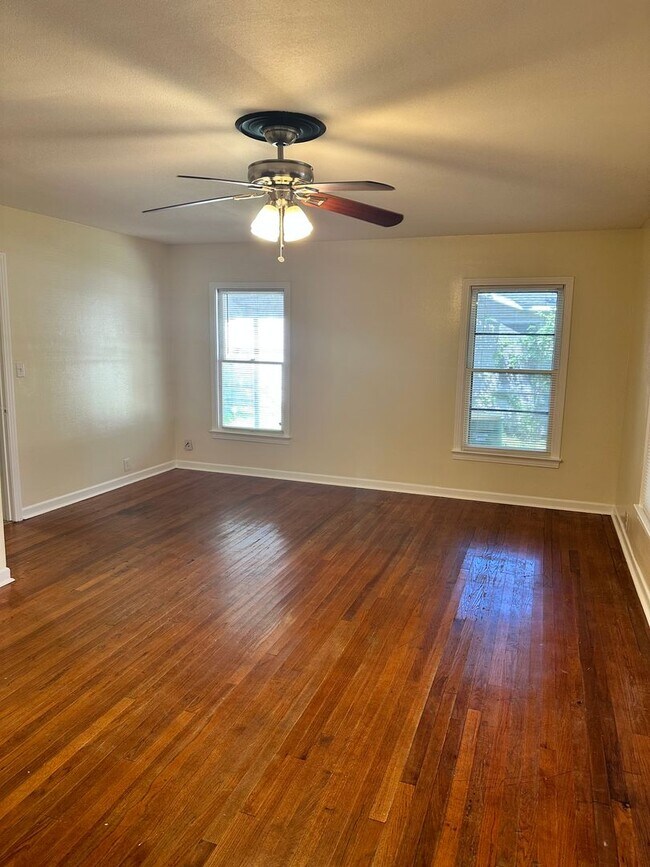 Building Photo - Cute and Available!
