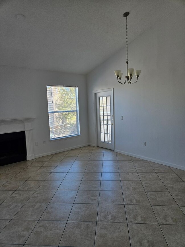 Building Photo - 2 Bedroom, 2 bathroom Townhouse for Rent i...