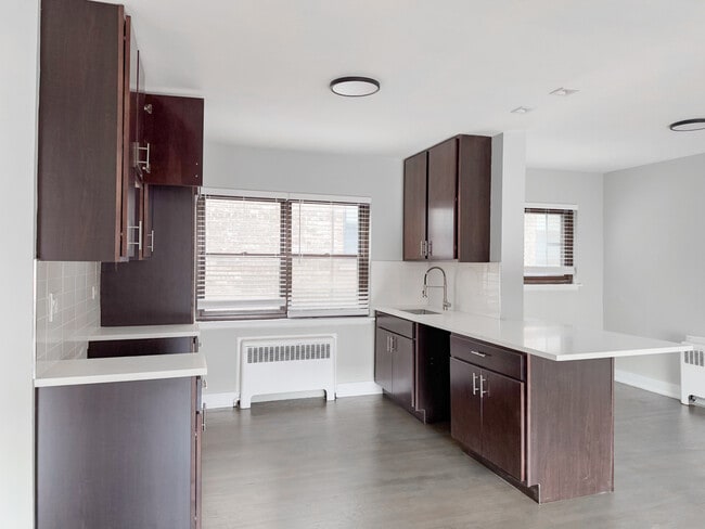 Building Photo - 605 Sheridan Square