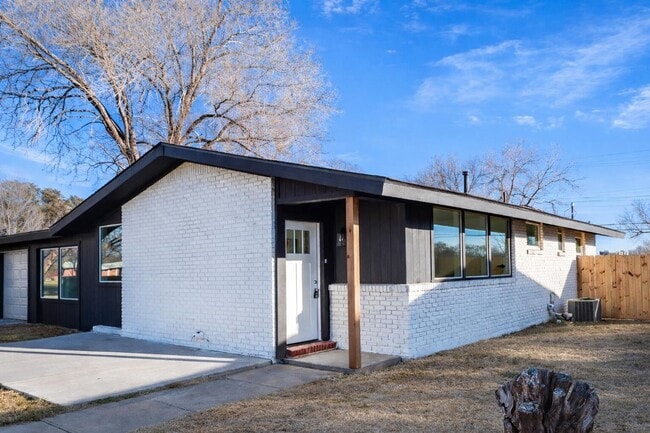 Building Photo - Modern Chic 3 Bedroom W/ Flex Space!