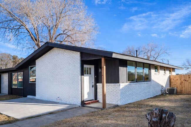 Foto del edificio - Modern Chic 3 Bedroom W/ Flex Space!