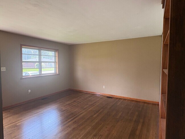 Foto del edificio - Freshly Updated Rancher w/ Detached Garage!!