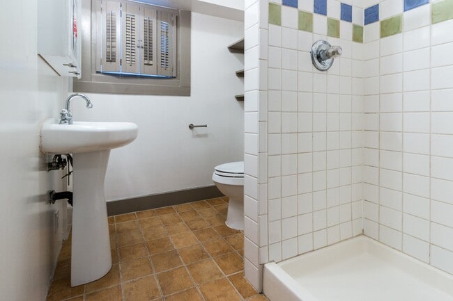 Building Photo - Live the true California lifestyle in this 2 bedroom 2 bathroom cottage, in Venice!