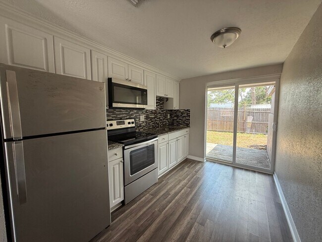 Foto del edificio - 2 Bedroom 1 Bath Duplex with Washer/Dryer!...