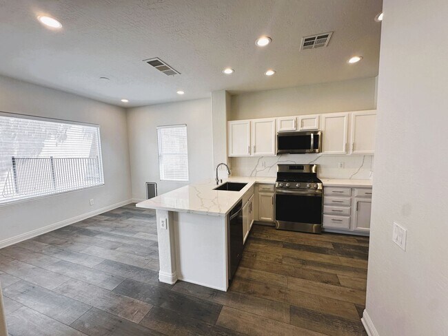 Building Photo - ANTHEM HIGHLANDS!! READY FOR IMMEDIATE MOV...