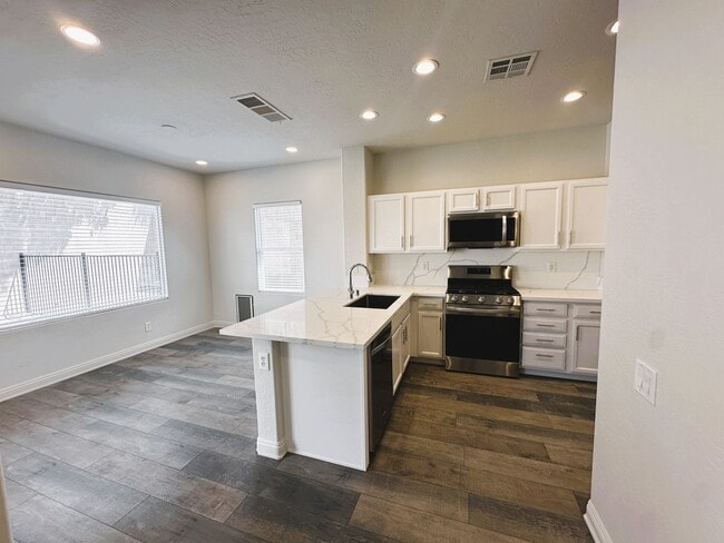 Foto del edificio - ANTHEM HIGHLANDS!! READY FOR IMMEDIATE MOV...