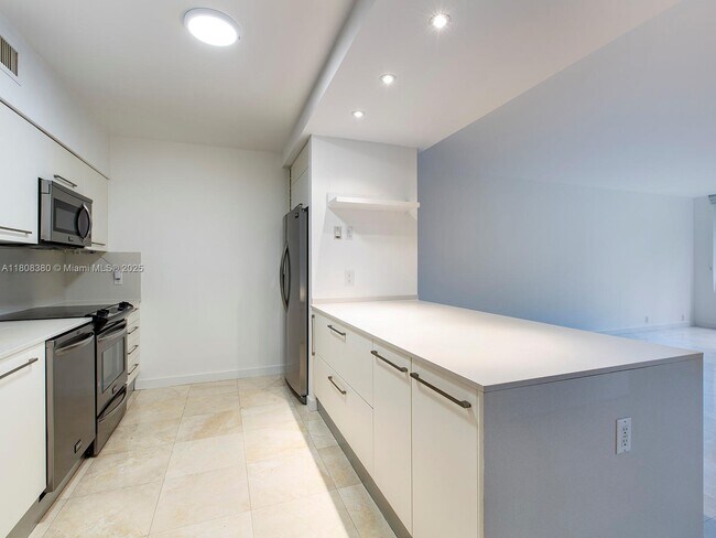 Building Photo - 121 Crandon Blvd