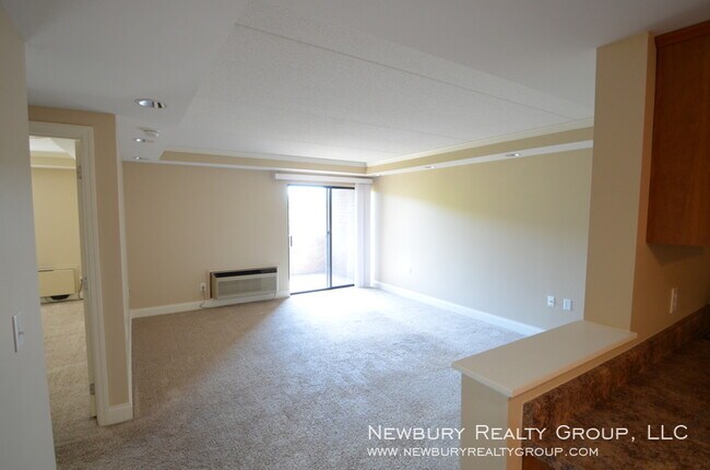 Building Photo - Gorgeous Remodeled Apartment