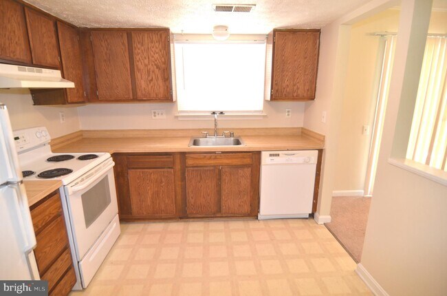 Building Photo - 2551 Robinson Pl