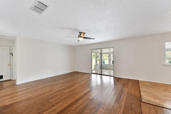 Foto del edificio - 8411 Romney Rd