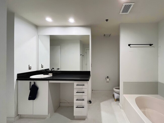 Baño - 33 Ponce de Leon Ave NE