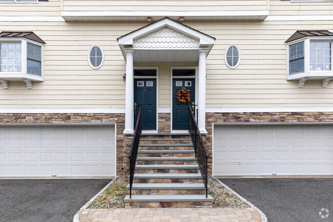 Foto del edificio - Lakeside Townhomes