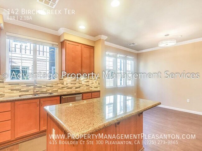Building Photo - Exquisite Tri-Level 3 Bed w Office / 2.5 B...