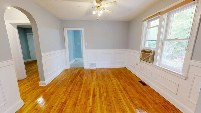 Building Photo - COZY TWO BEDROOM BUNGALOW WITH LARGE YARD