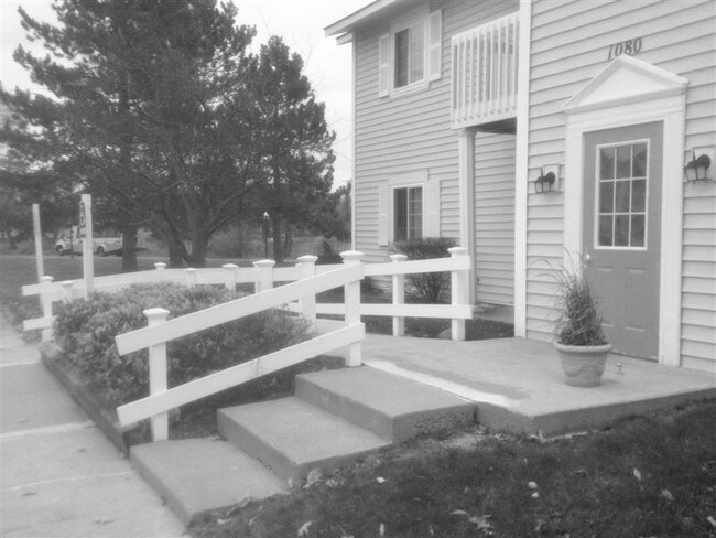 Building Photo - 1 br, 1 bath Apartment - Gateway -Wait List