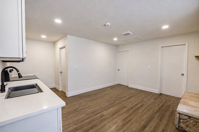 Building Photo - 8840 San Vicente Ave