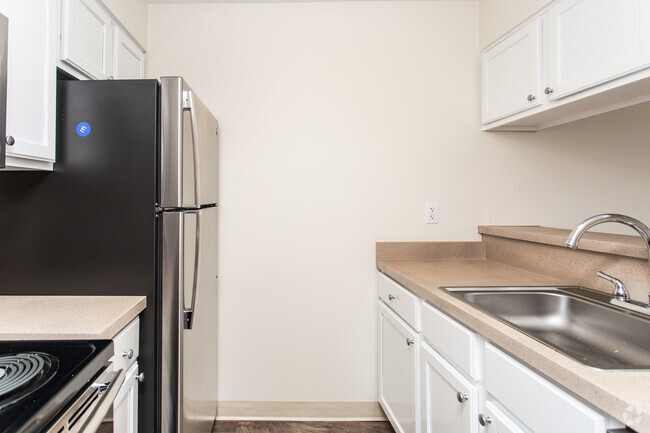 1BR, 1BA - 600 SF - Remodeled Dennison - Village West