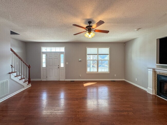 Foto del edificio - Beautiful 4 Bed 2.5 Bath Home with Fenced Backyard